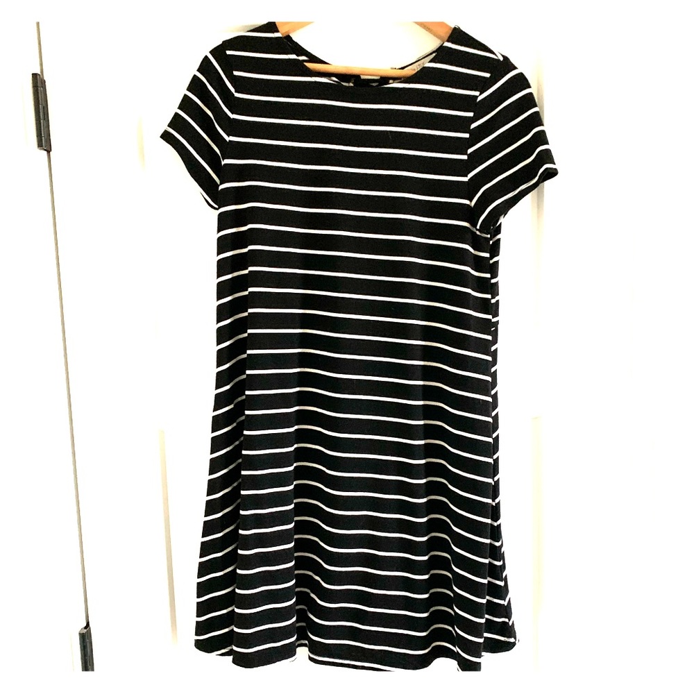 Short sleeve black and white dress